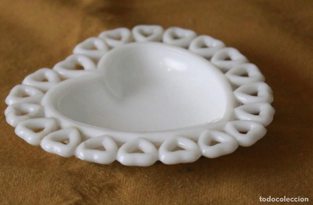 Ashtrays: Peque&ntilde;o cenicero en forma de coraz&oacute;n. Cer&aacute;mica. Buen estado de conservaci&oacute;n.
