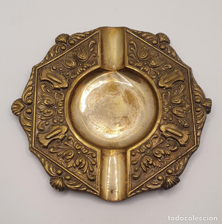 Ashtrays: Original cenicero antiguo en metal con bellos relieves de escudos y motivos de corte medieval.