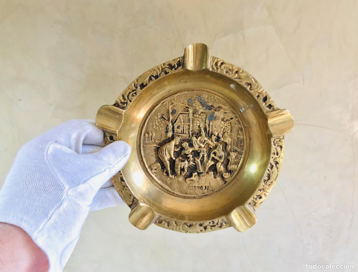 Ashtrays: GRAN CENICERO DE BRONCE MACIZO CON ESCENA RURAL Y SELLO PORTUGAL
