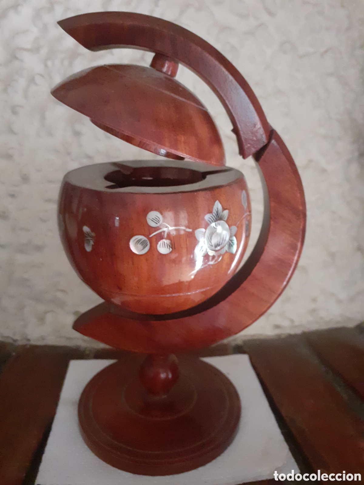 Cinzeiros: Bola del mundo, cenicero. Madera y nacar