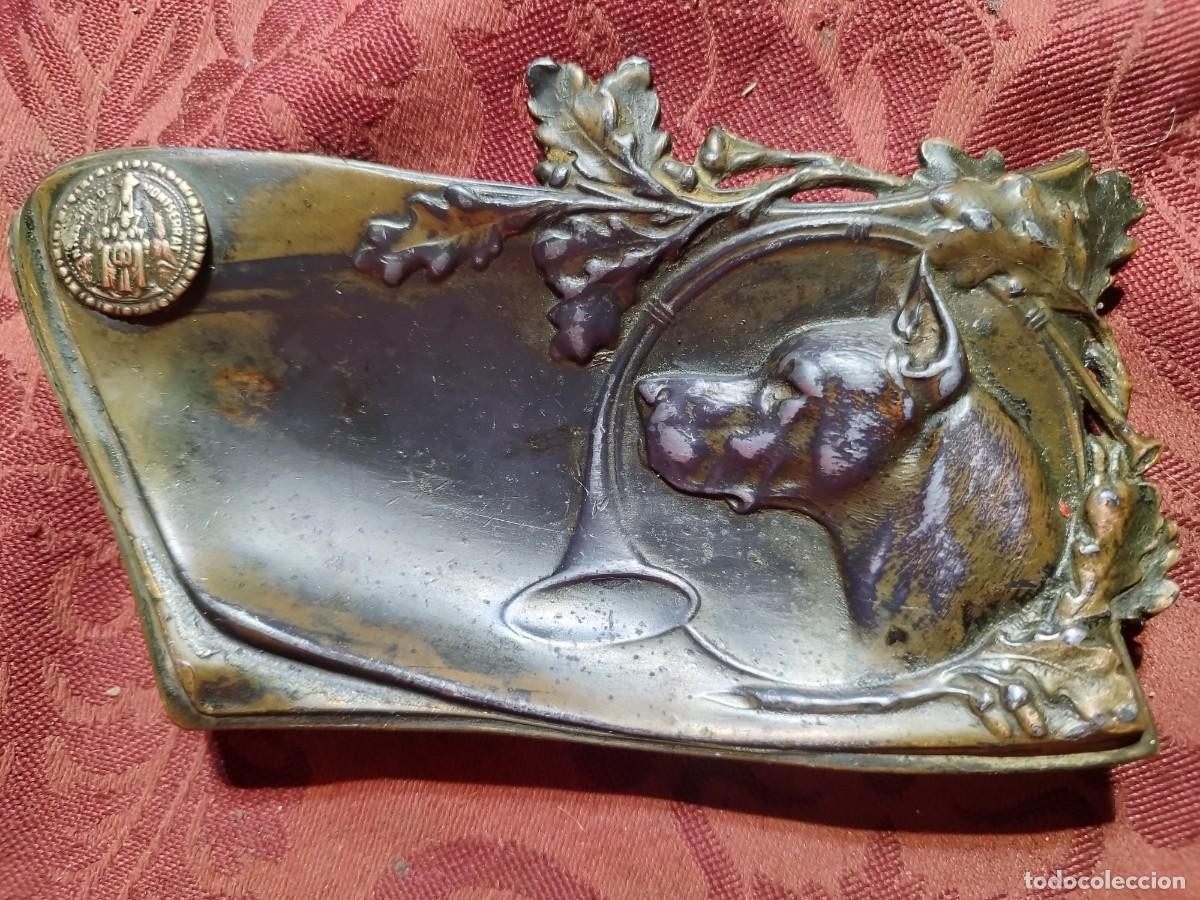 Ceniceros: BANDEJA CENICERO EPOCA MODERNISTA - PERRO RAZA DOGO CON IMAGEN VIRGEN DE MONTSERRAT