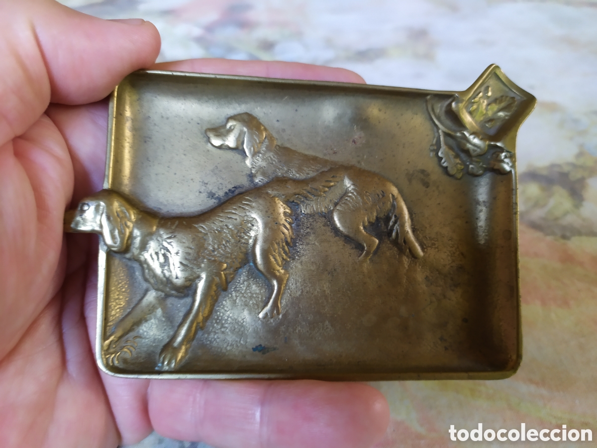 Aschenbecher: Cenicero modernista de bronce con escenas de perros de caza.