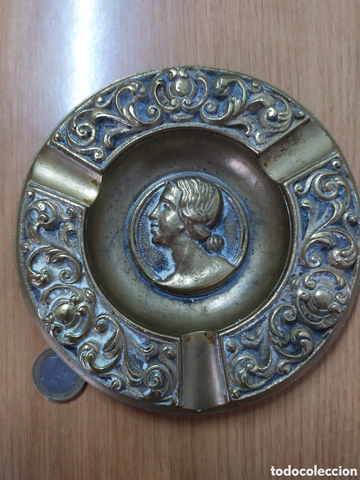 Ashtrays: Antiguo cenicero modernista de bronce, 14,5 cm.