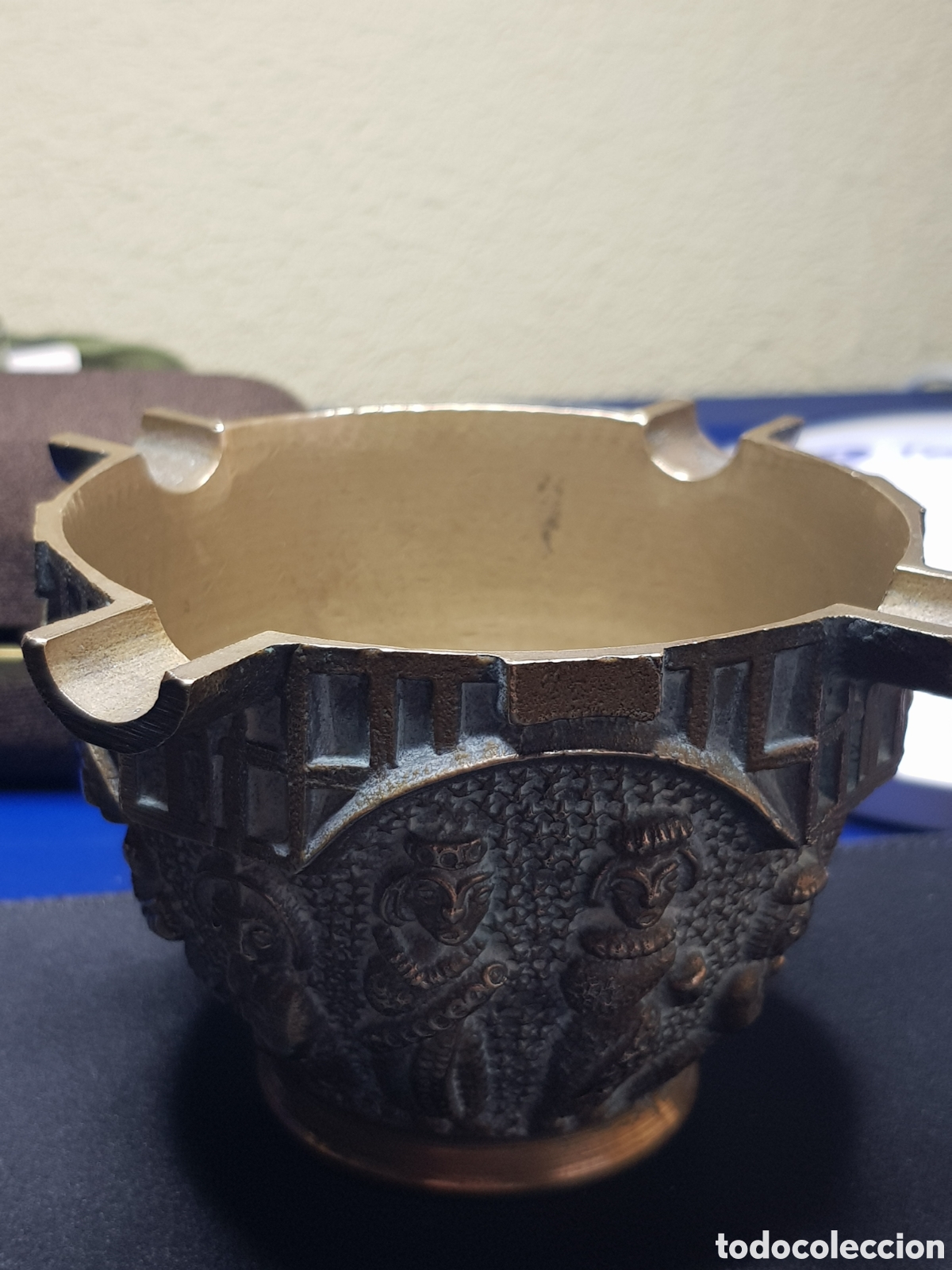 Portacenere: Antiguo cenicero de lat&oacute;n/bronce motivos del Belen