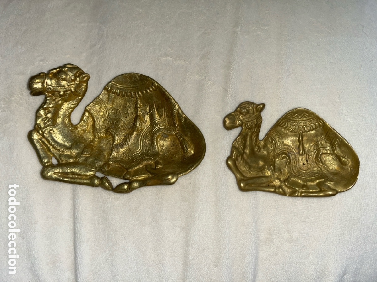 Cendriers: Pareja ceniceros/porta joyas camellos de lat&oacute;n macizo.