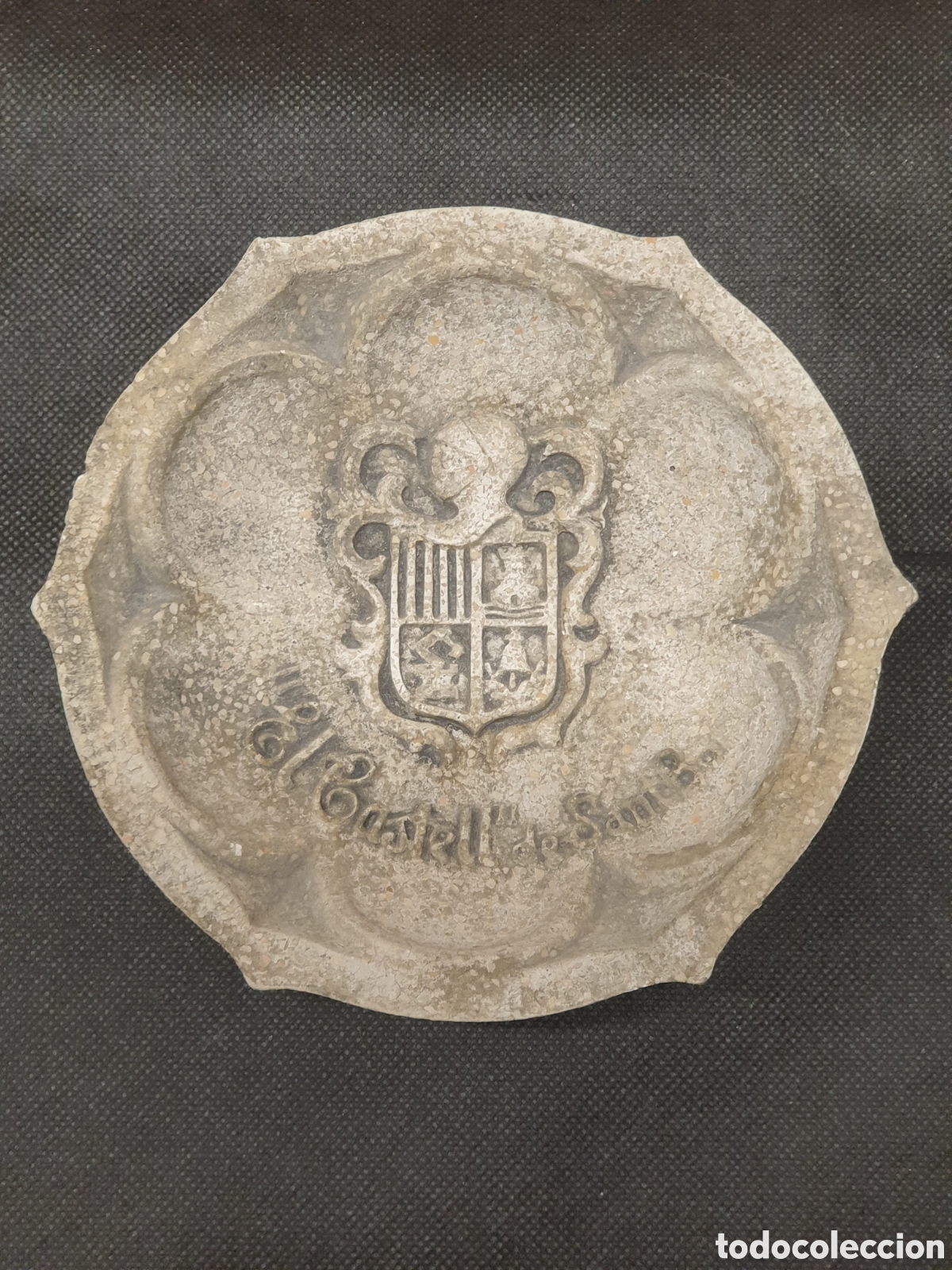 Ashtrays: Cenicero simulando piedra. Escudo de &rdquo;El castell de Sant Bai&rdquo; o Sant Blas