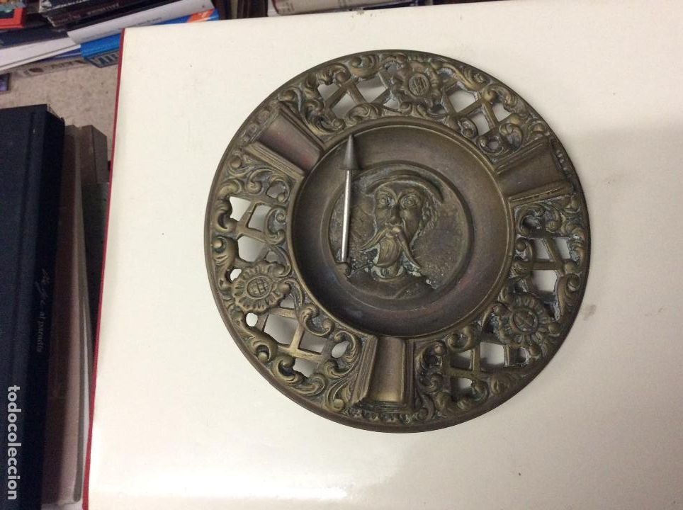 Ceniceros: EXTRAORDINARIO CENICERO DE METAL DEL QUIJOTE . 18 X 18 CM .