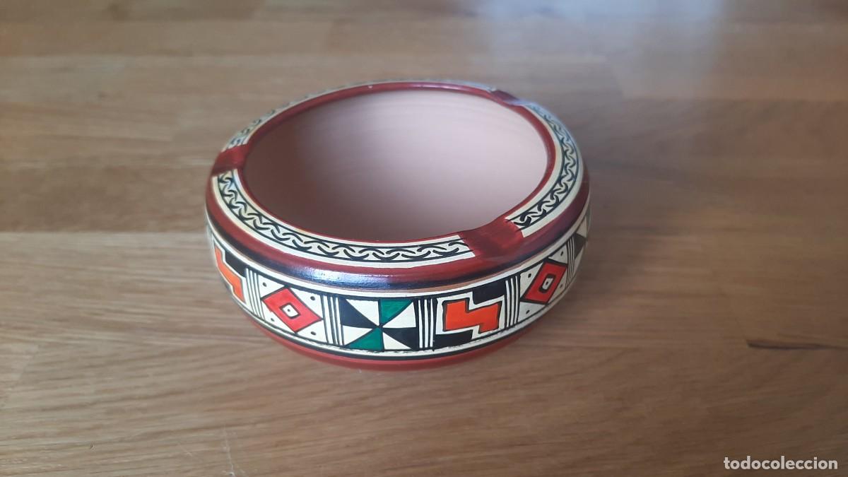 Ashtrays: Cenicero -- Barro Cer&aacute;mica -- Hecho y pintado a mano -- Cuenca ( Ecuador )