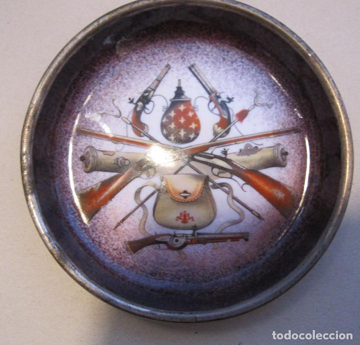 Ceniceros: CENICERO O CENTRO. ESMALTE CON ELEMENTOS CAZA o MILITARES. MUY FINA. DI&Aacute;M. 10,5 CM. PLATA?