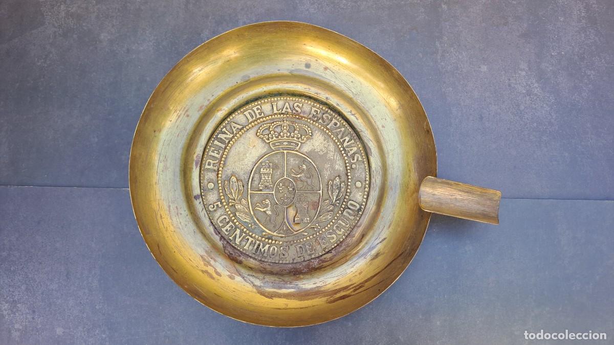 Ashtrays: Muy antiguo CENICERO DE PUROS, REINA DE LAS ESPA&Ntilde;AS, 5 CENTIMOS DE ESCUDO de metal.