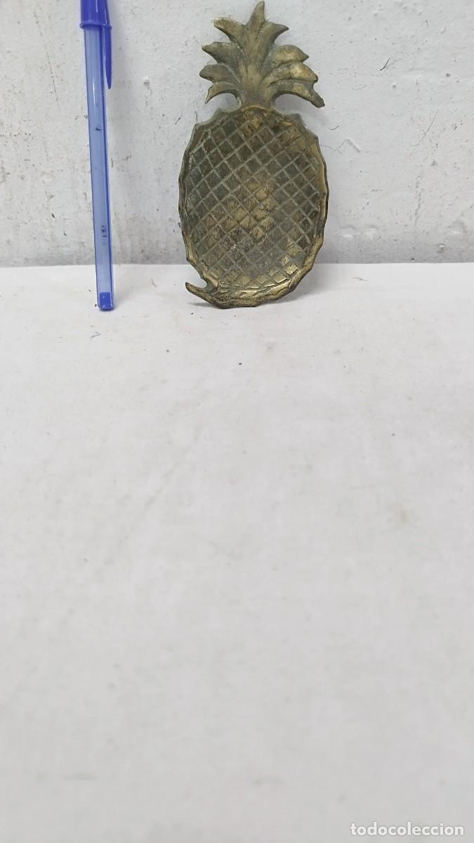 Ceniceros: Antiguo cenicero de bronce,en forma de pi&ntilde;a - Foto 1