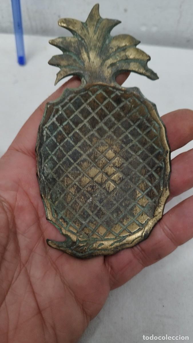 Ceniceros: Antiguo cenicero de bronce,en forma de pi&ntilde;a - Foto 2