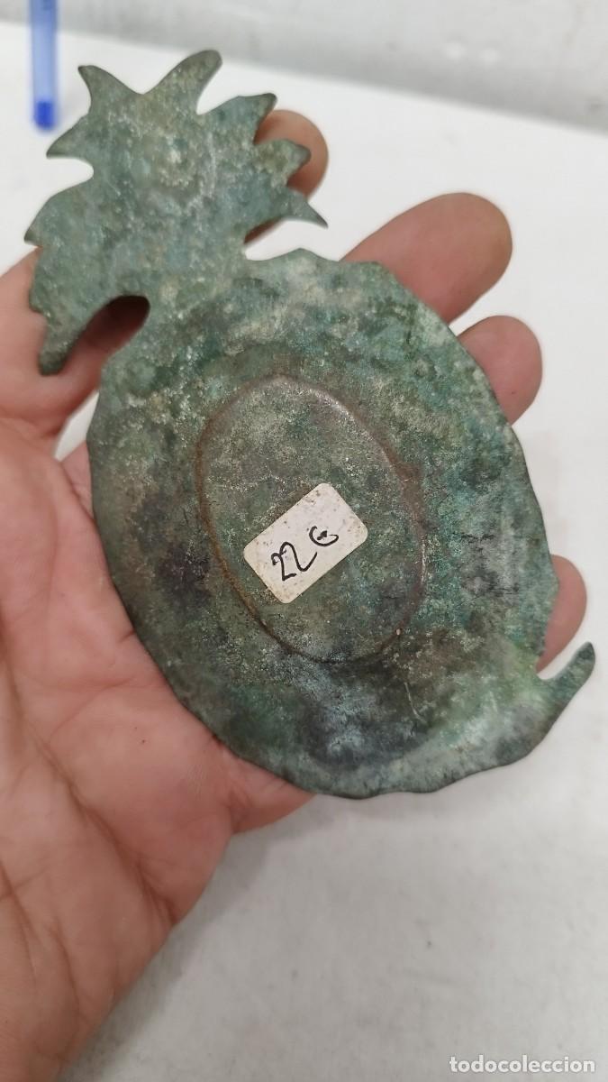 Ceniceros: Antiguo cenicero de bronce,en forma de pi&ntilde;a - Foto 3