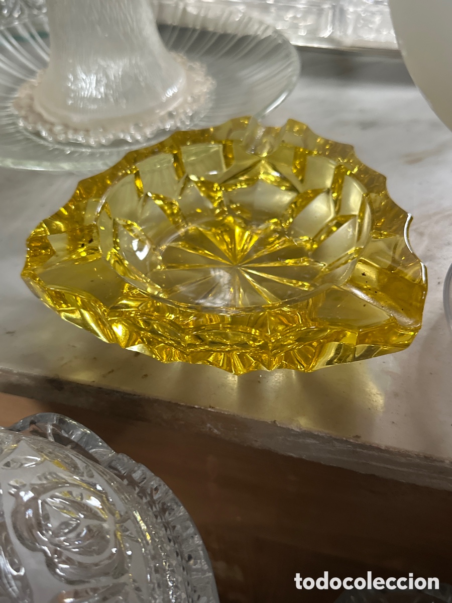 Ceniceros: Cenicero amarillo