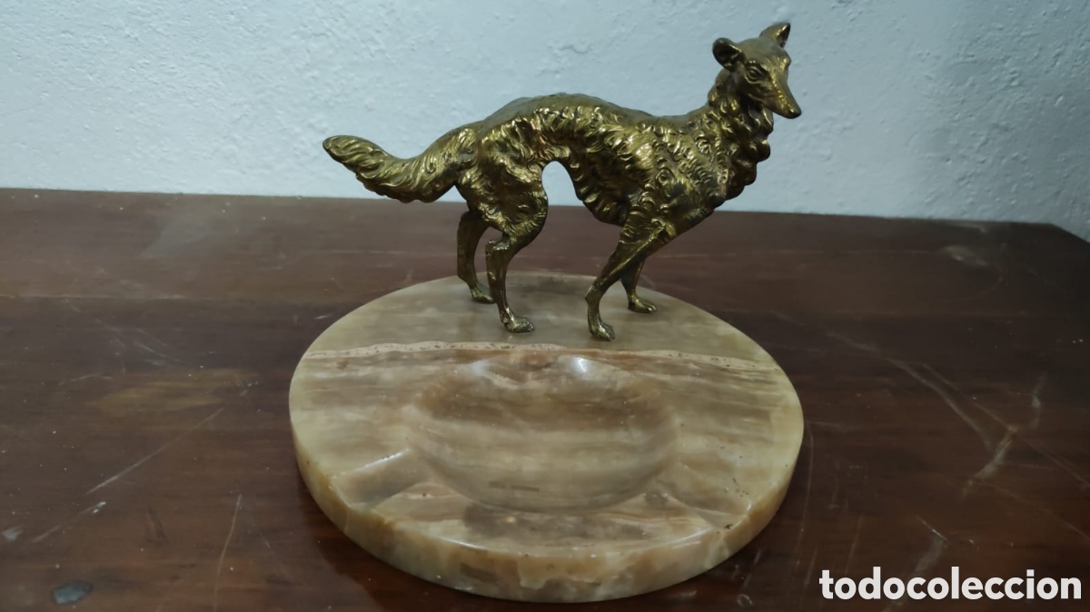 Ceniceros: Cenicero despacho de 1920 con base Onix y figura de bronce con forma de perro