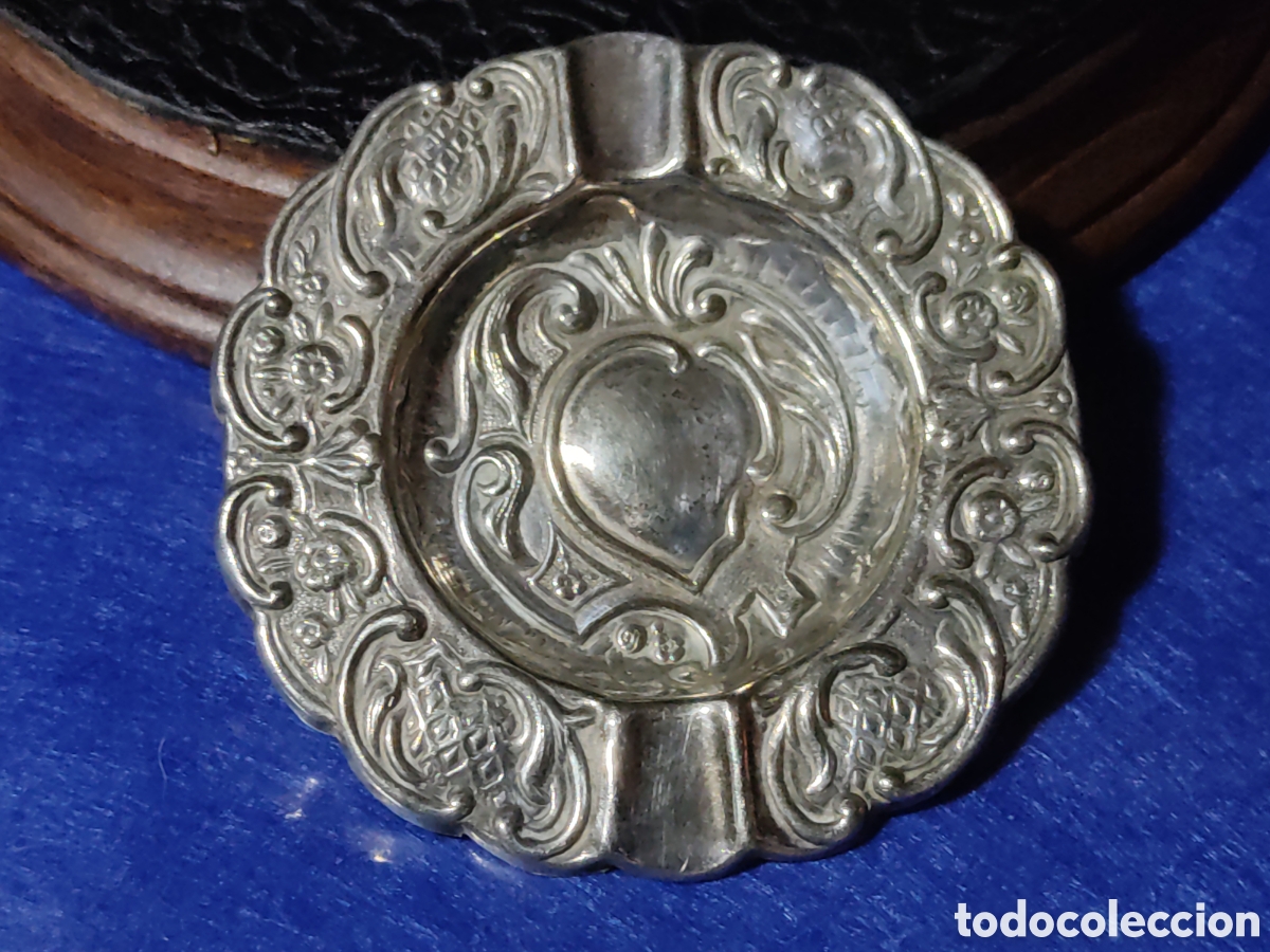 Cendriers: Cenicero antiguo repujado.