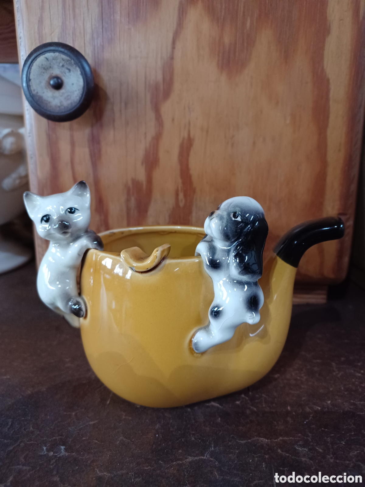 Cendriers: Cenicero de porcelana con forma de pipa de fumar, decoraci&oacute;n gato y perro.