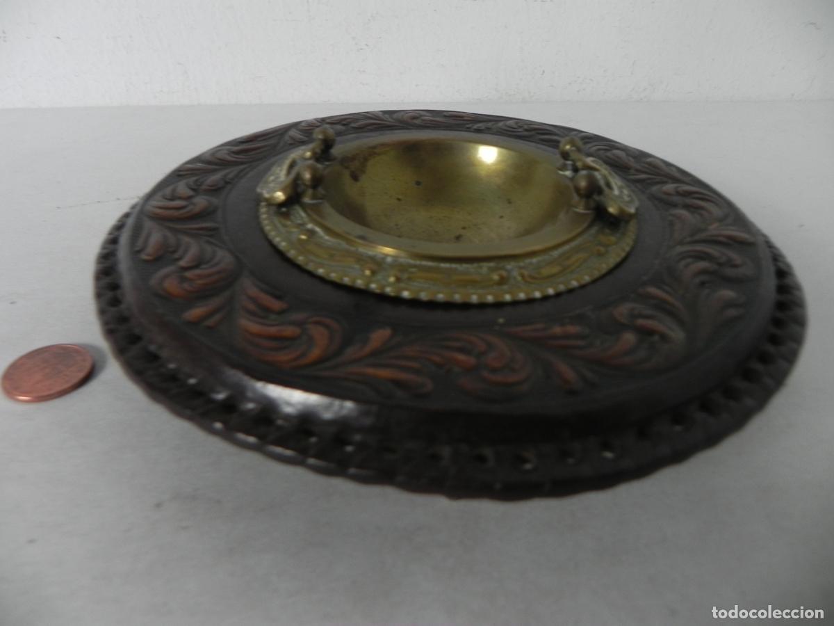 Aschenbecher: CENICERO EN FORMA DE BRASERO DE BRONCE CON SOPORTE DE MADERA FORRADO EN CUERO (VER FOTOS)