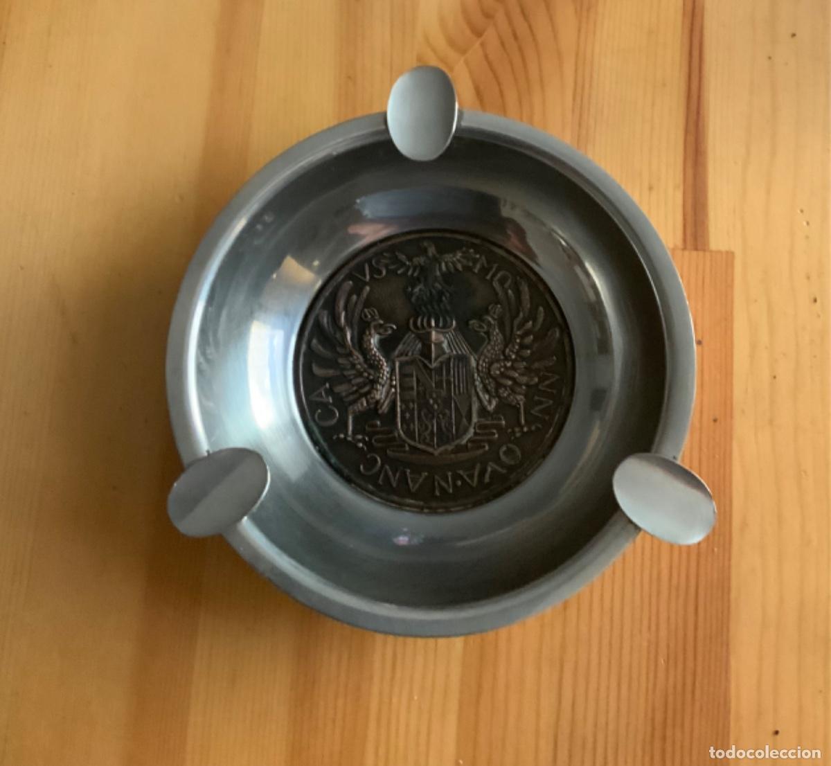 Aschenbecher: Cenicero antiguo con escudo de cobre en su interior