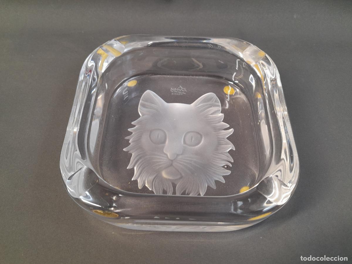 Ceniceros: CENICERO DE GATO DE CRISTAL DE SEVRES PARCIALMENTE ESMERILADO CRISTAL DE SEVRES. CIRCA 1970.