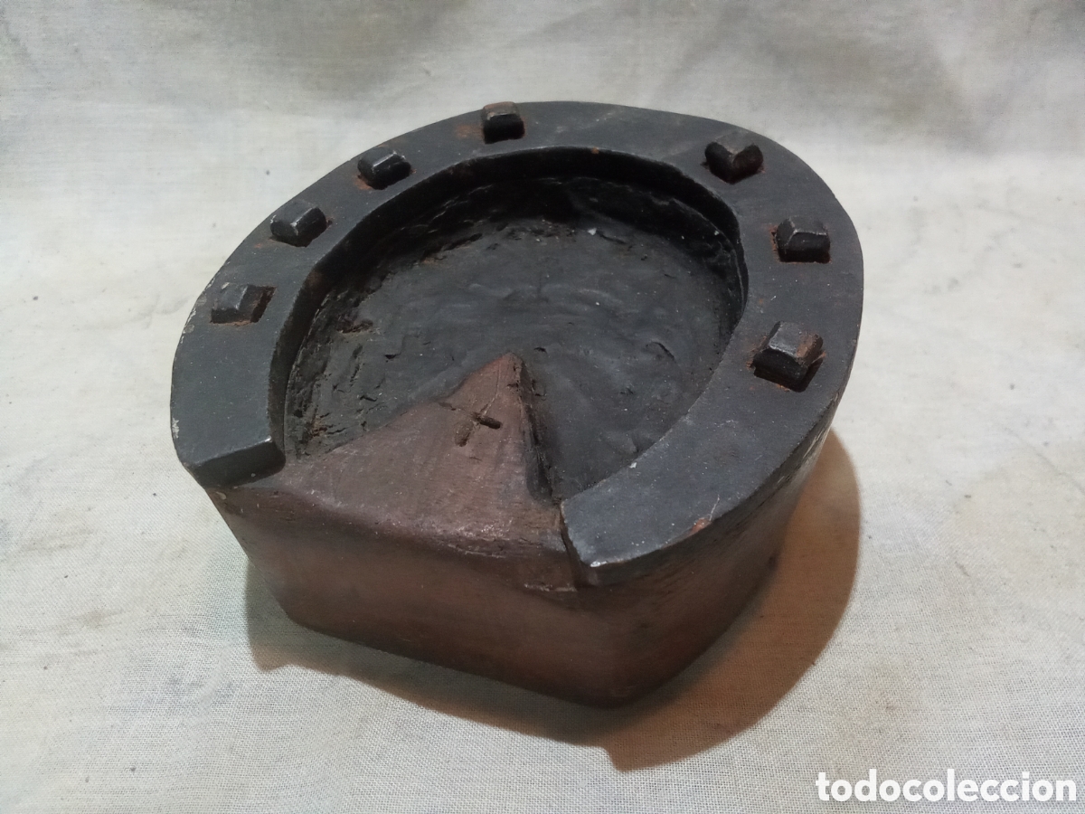 Ashtrays: PRECIOSA HERRADURA DE SIETE CLAVOS SIMBOLO DE LA SUERTE MONTADA SOBRE BASE DE MADERA,