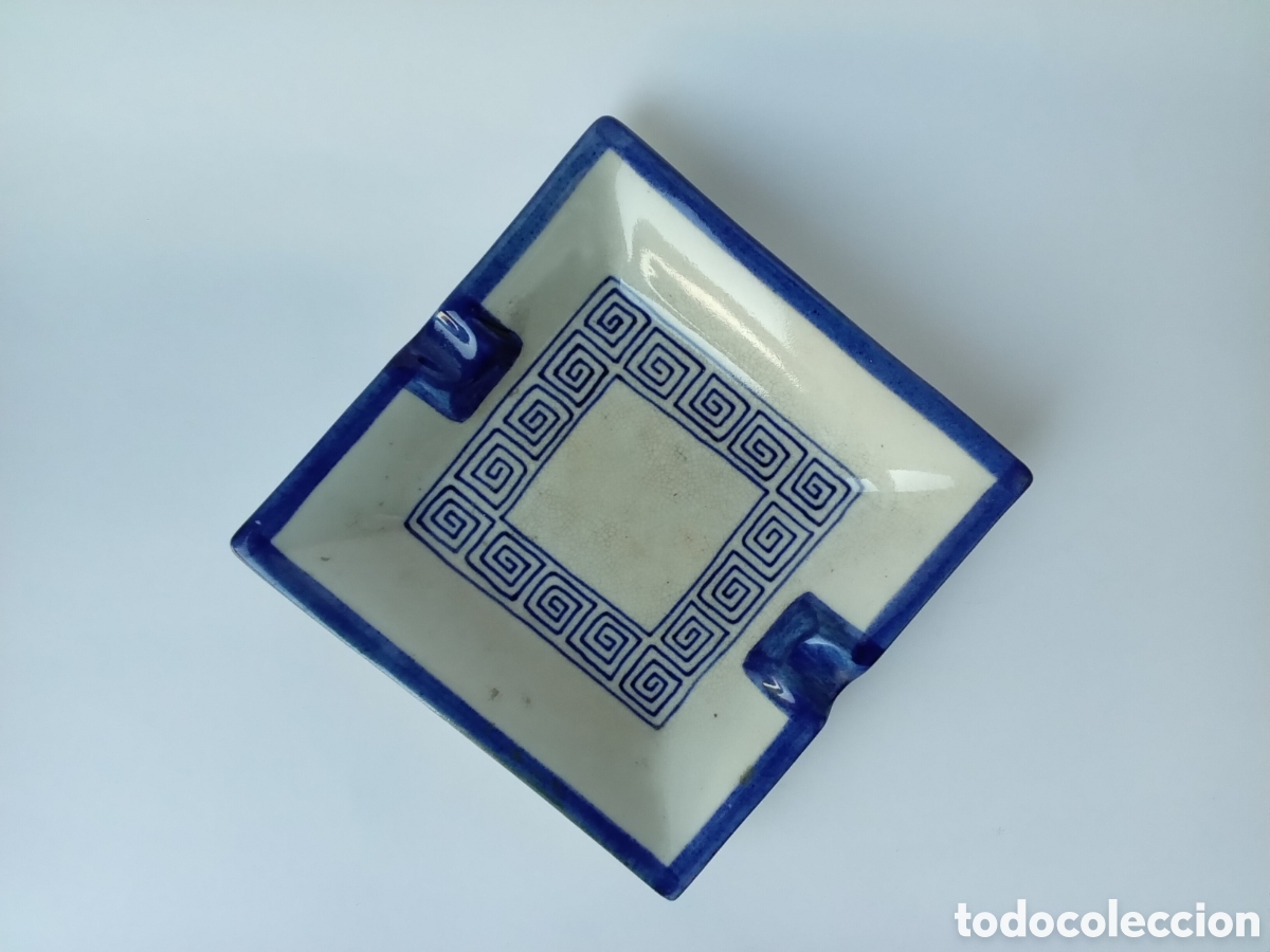 Aschenbecher: Precioso cenicero cer&aacute;mico pintado a mano con detalles geom&eacute;tricos.
