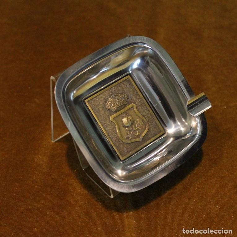 Ashtrays: Cenicero de metal (bronce y acero) con escudo de la ciudad de Granada.