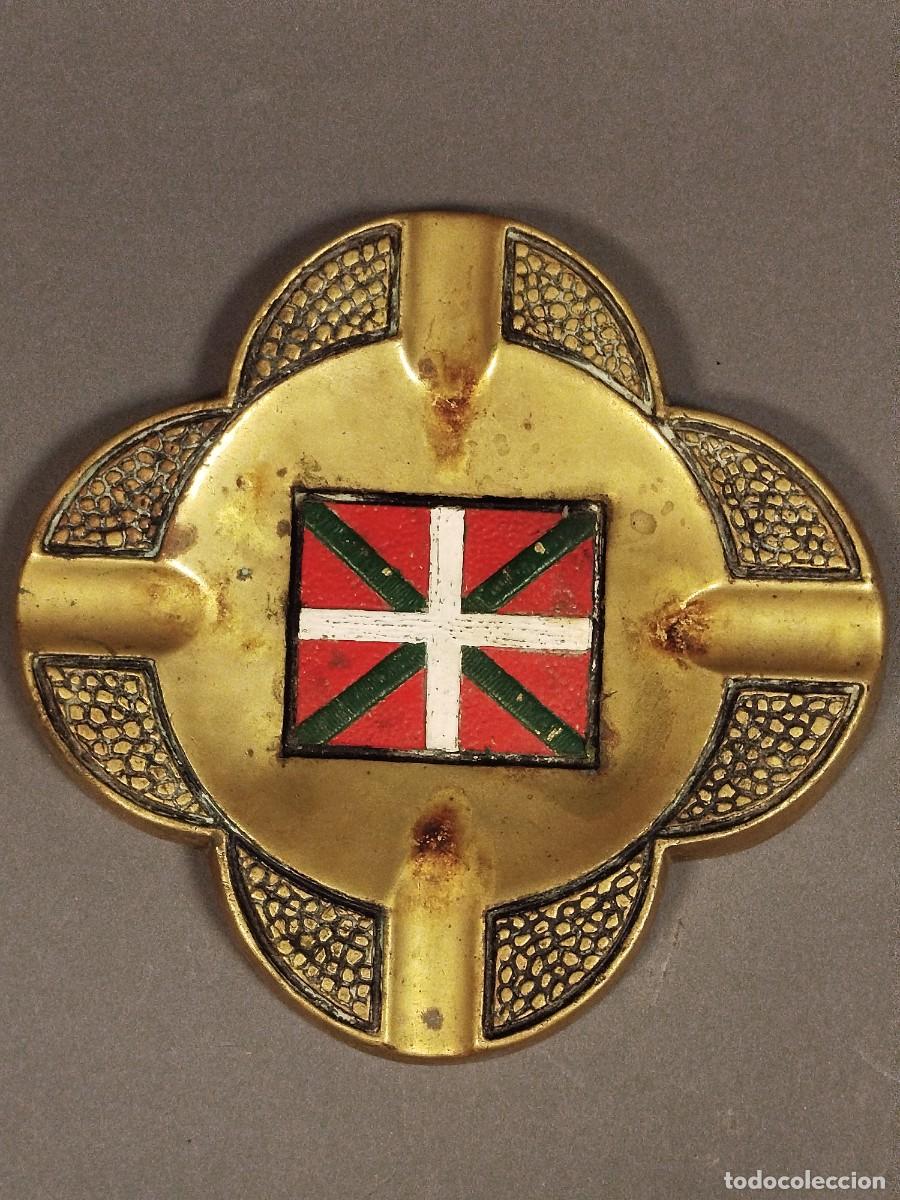 Ceniceros: CENICERO DE FUNDICI&Oacute;N DE BRONCE CON IKURRI&Ntilde;A O BANDERA DE EUSKADI