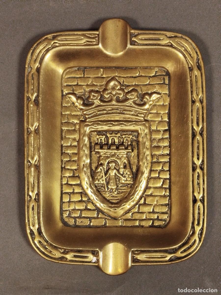 Ceniceros: CENICERO DE BRONCE FUNDIDO DE FORMA RECTANGULAR CON ESCUDO - Foto 1