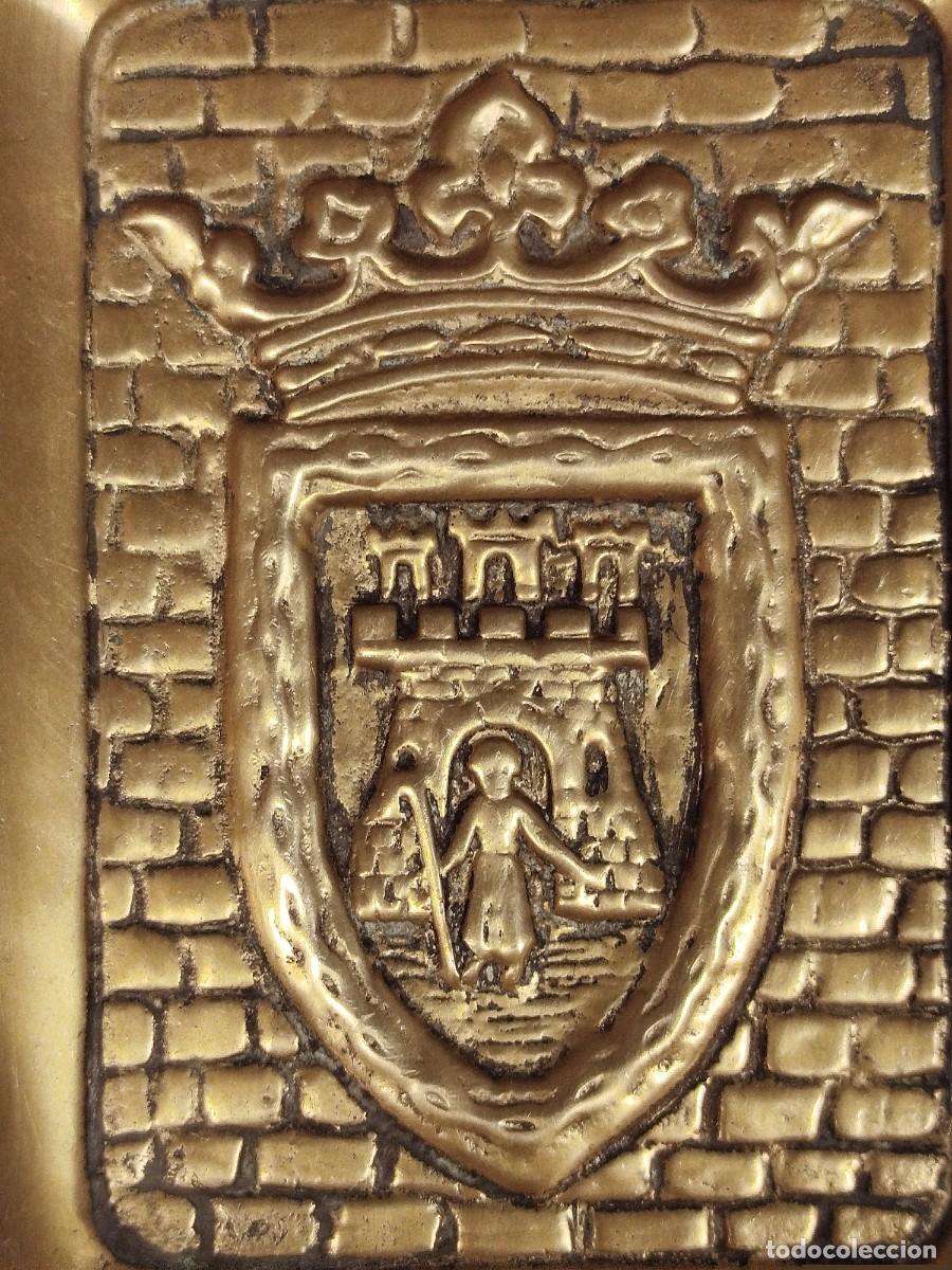 Ceniceros: CENICERO DE BRONCE FUNDIDO DE FORMA RECTANGULAR CON ESCUDO - Foto 2