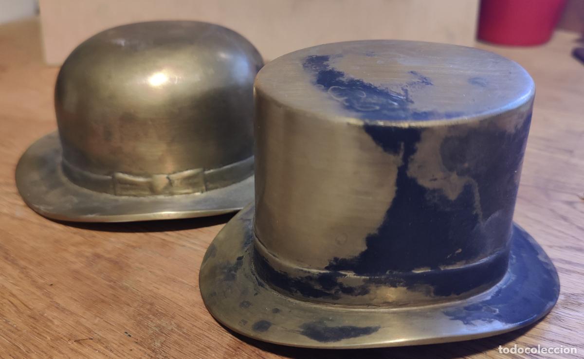 Ashtrays: Lote de dos ceniceros sombrero de lat&oacute;n, vintage