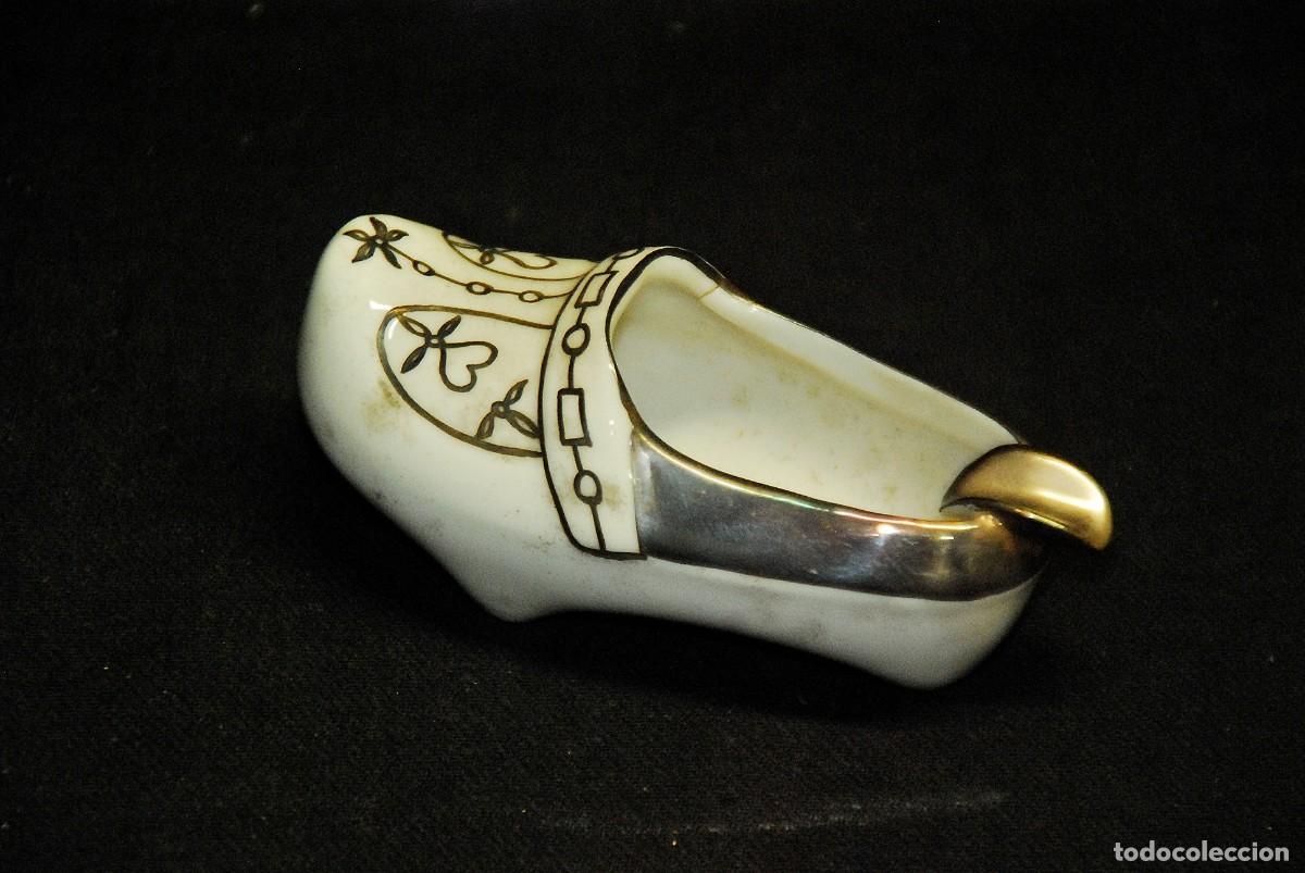 Cendriers: Cenicero con forma de Zueco de porcelana y fileteado de Plata (C. C. Alba)