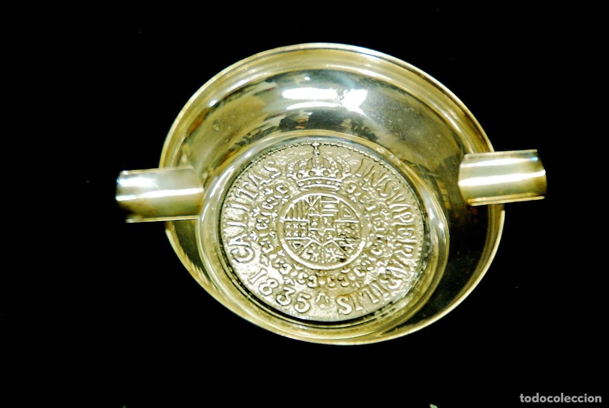 Cendriers: Cenicero de Alpaca con fondo moneda. Insuperabilis Calitas (Los Hermanos)