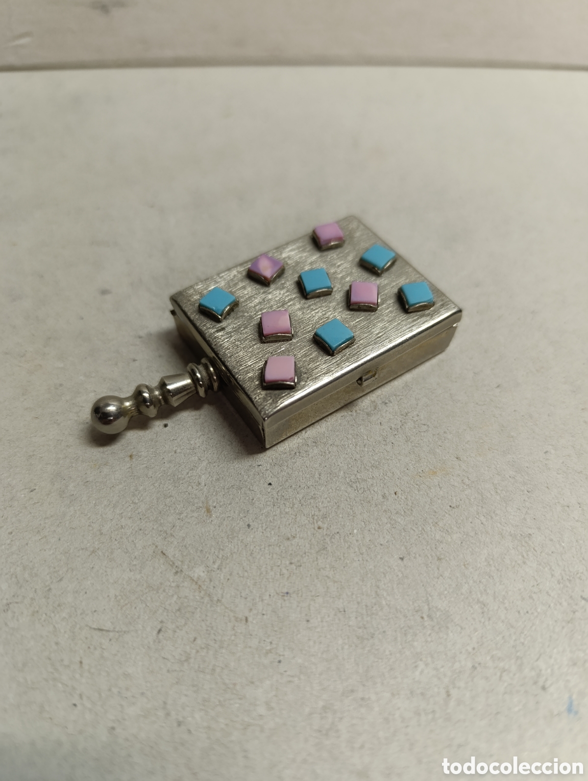 Ashtrays: CENICERO DE VIAJE O PORTATIL. EN METAL CON DETALLES DE PIEDRAS.