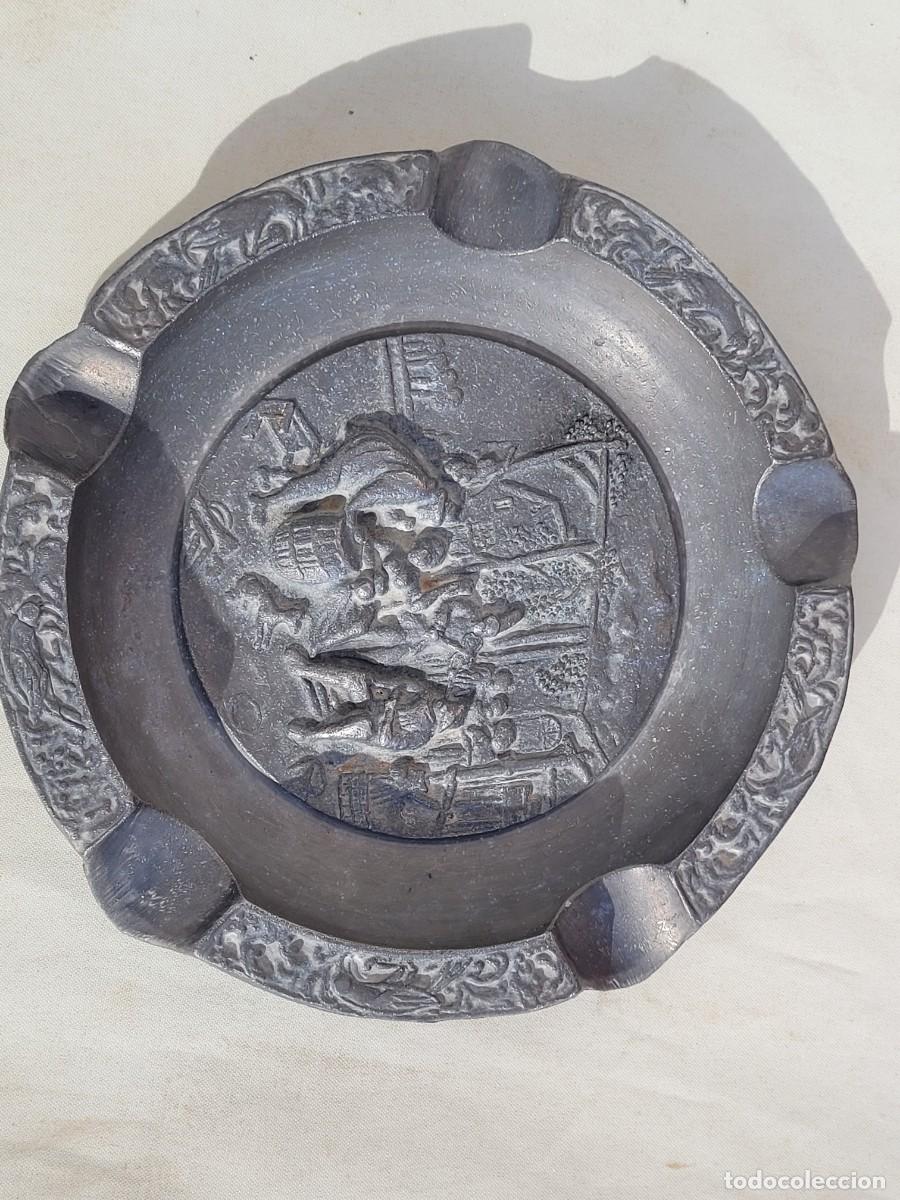 Cendriers: Cenicero de esta&ntilde;o, con imagen r&uacute;stica en relieve, 19cm.