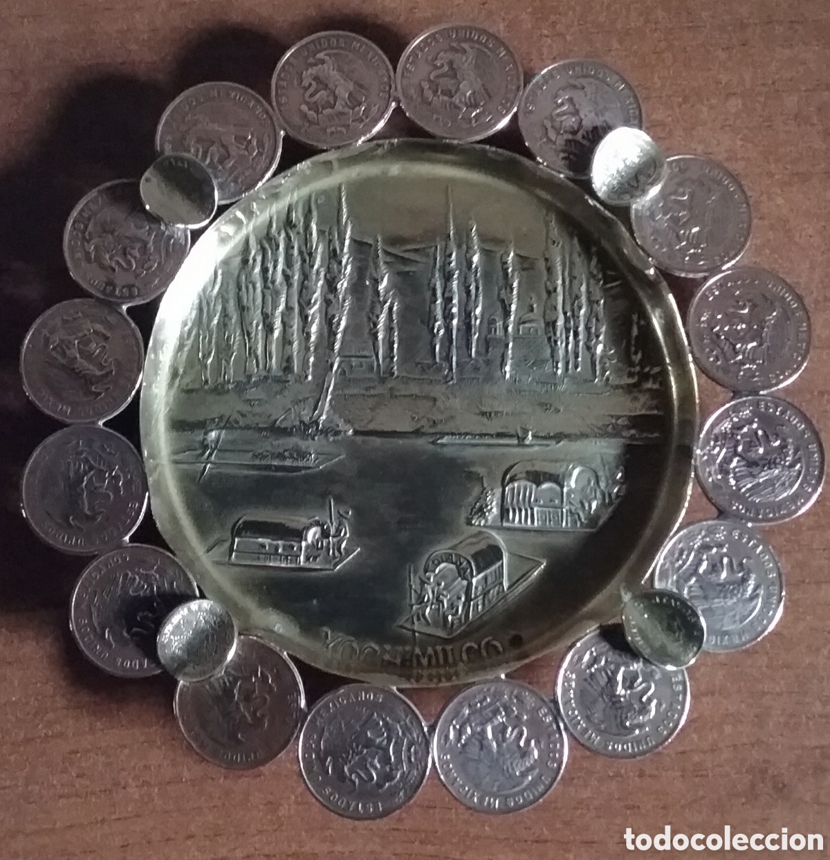 Ashtrays: ANTIGUO CENICERO EN METAL.CON 16 MONEDAS DE 20 CENTAVOS MEJICANOS.