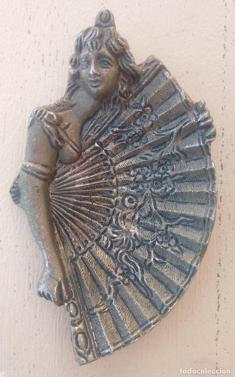 Ashtrays: Antiguo Cenicero o Jabonera de Mujer con Abanico