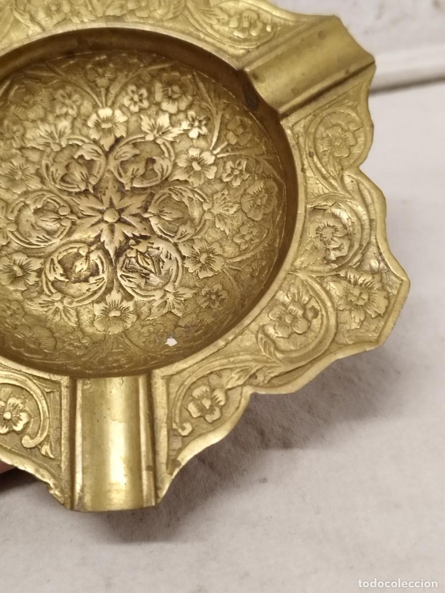 Ceniceros: Antiguo cenicero, de bronce o laton. - Foto 4