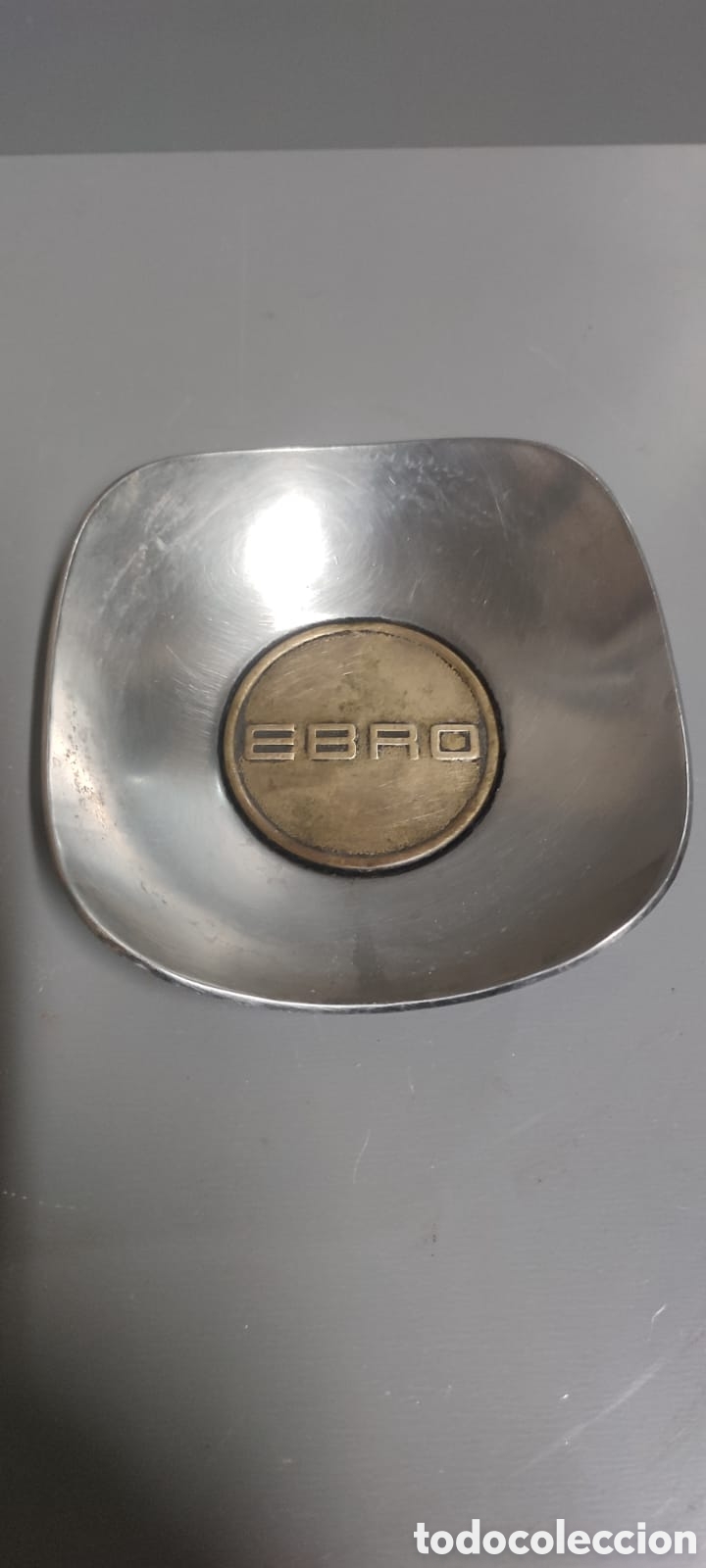 Ashtrays: Antiguo platillo cenicero de acero y lat&oacute;n con Logo de la marca EBRO.
