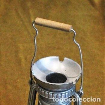 Cendriers: Cenicero de metal en forma de quinqu&eacute;.