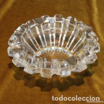 Cendriers: Cenicero de cristal de roca tallado,cuatro reposapitillos de metal.