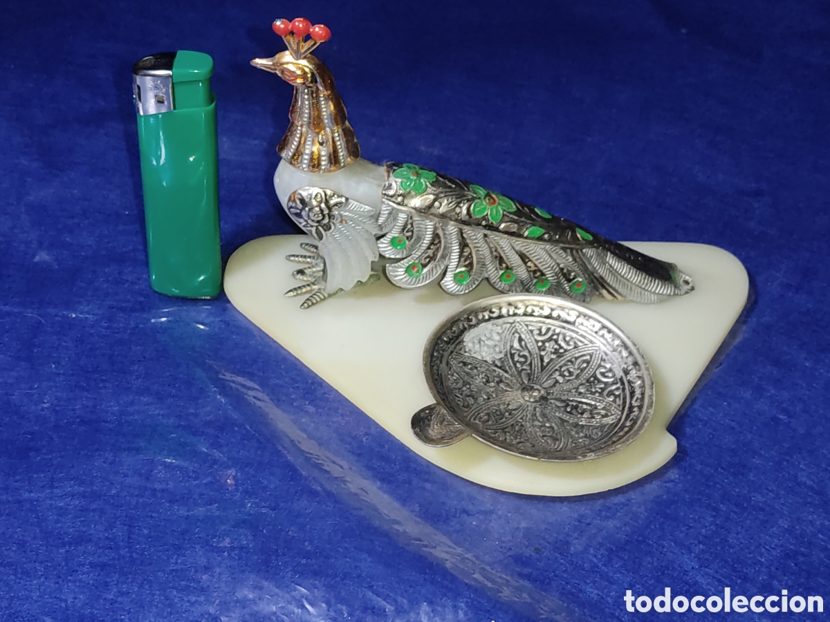 Ceniceros: Figura pavo real con esmalte,cenicero de sal&oacute;n,estilo damasquinado.A&ntilde;os 30 - 40.