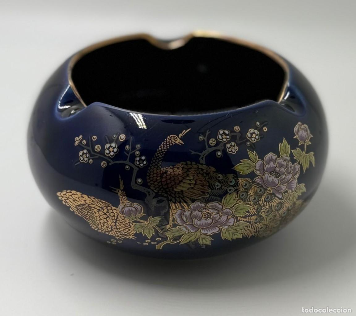 Portacenere: Cenicero de porcelana decorado con pavo real