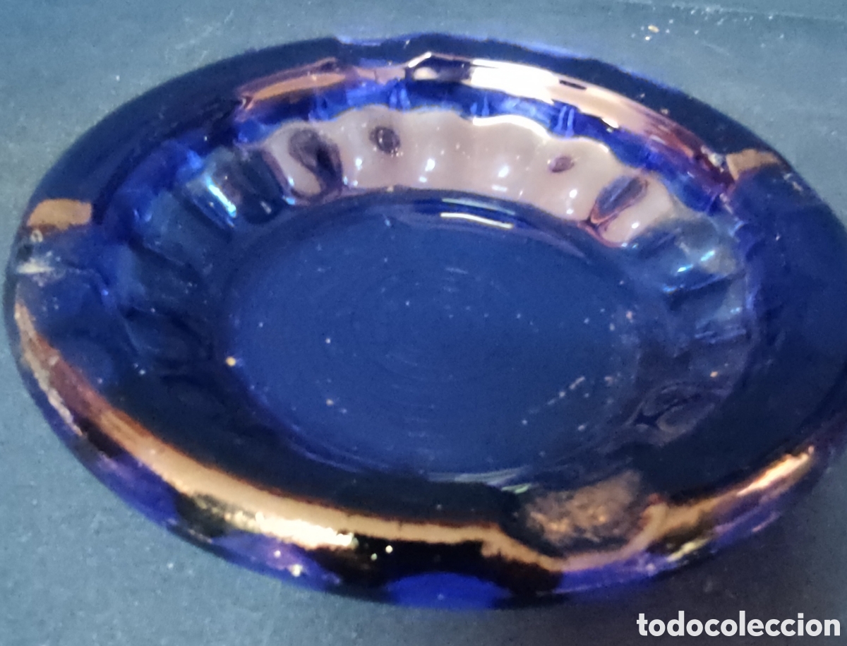 Cenicero de cristal azul