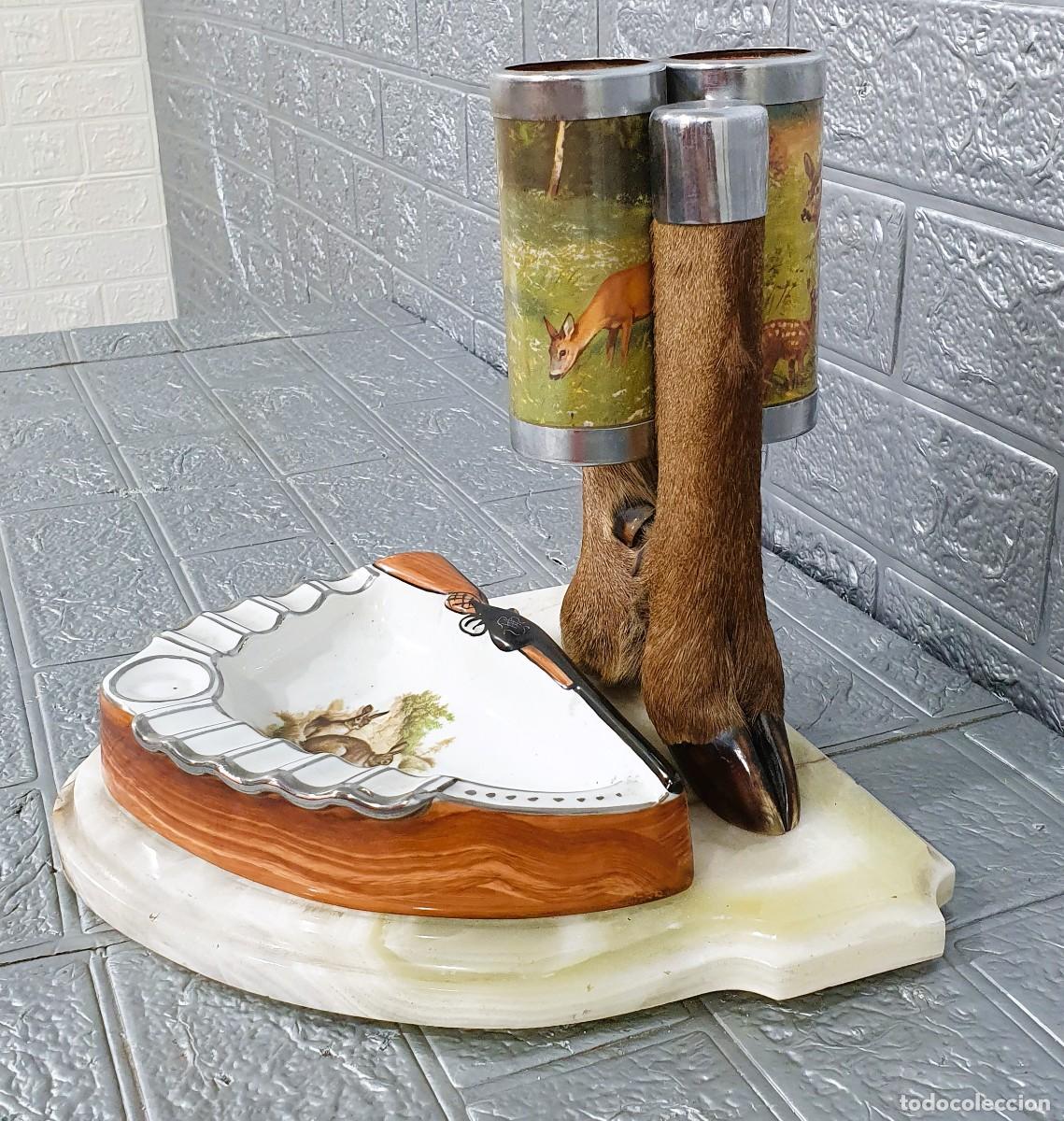 Ceniceros: Porta l&aacute;pices doble con cenicero decorado con dos pezu&ntilde;as de corzo y base m&aacute;rmol &oacute;nix siglo XX