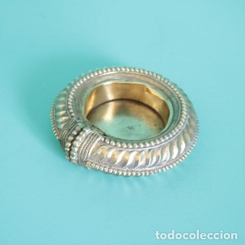 Ashtrays: Cuenco &eacute;tnico africano-oman&iacute; en lat&oacute;n, antiguamente brazalete del siglo XIX.