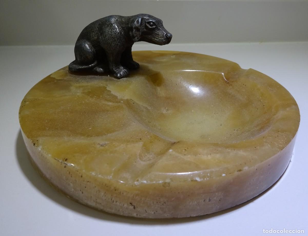 Ceniceros: ANTIGUO CENICERO CON PERRO DE BRONCE Y BASE DE &Oacute;NIX, A&Ntilde;OS 40