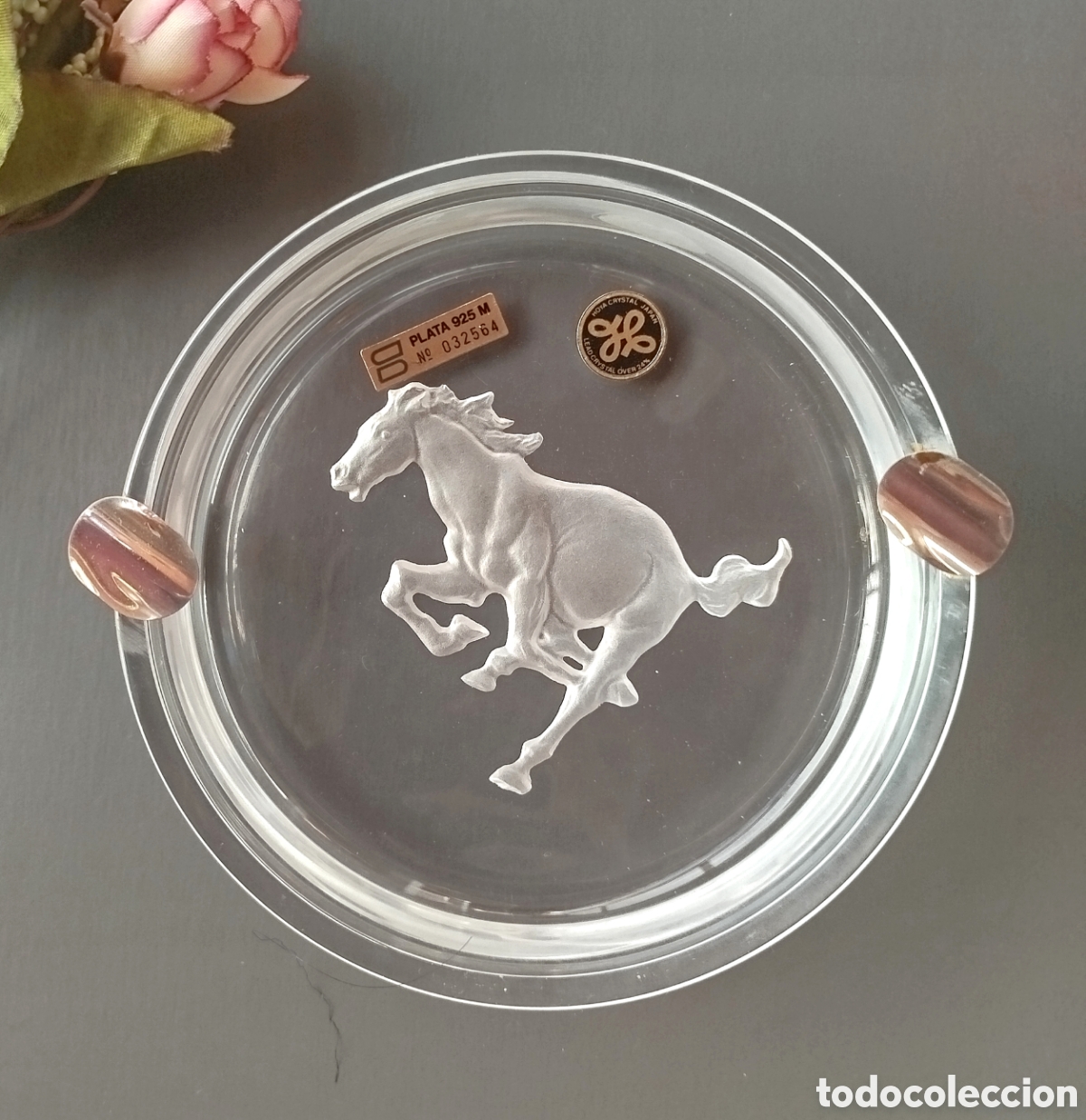 Cenicero de cristal con caballo grabado