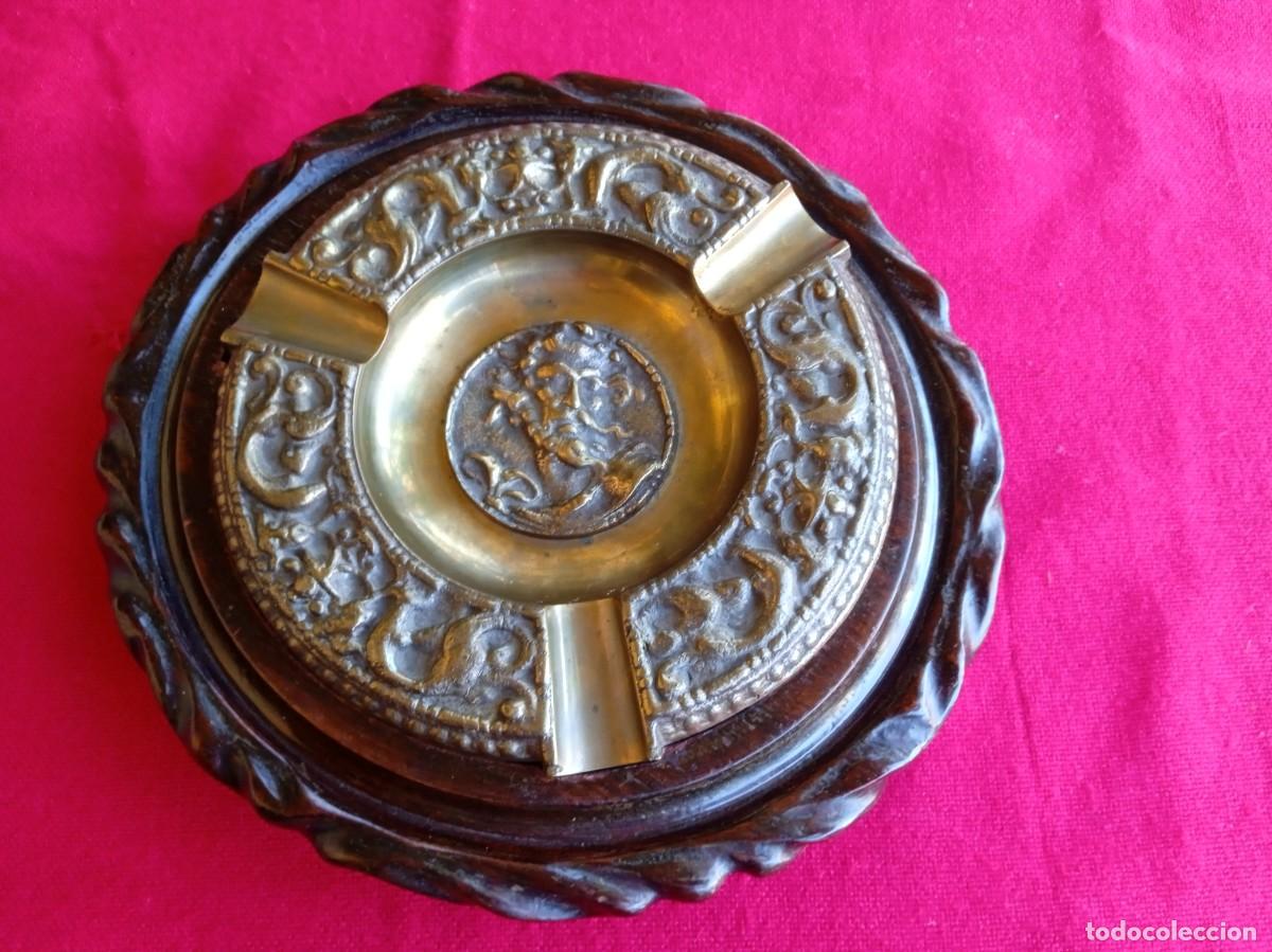 Ceniceros: Cenicero antiguo de madera y bronce - Foto 1