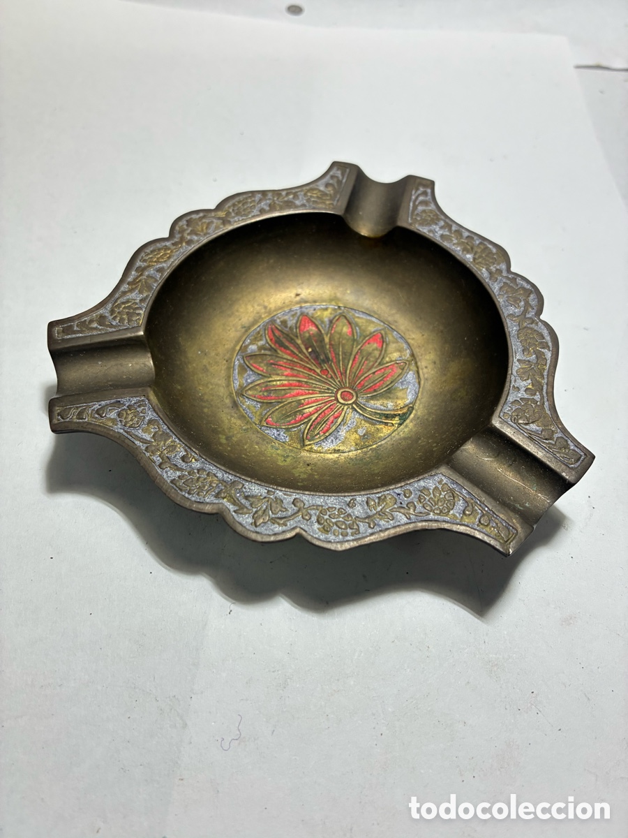 Ashtrays: Expl&eacute;ndido antiguo cenicero Cloisson&eacute; en base bronce./XY17